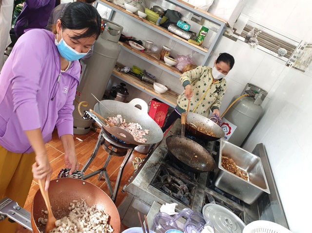 Gói 10.000 chiếc bánh chưng, bánh tét hỗ trợ đồng bào miền Trung - 4 Gói 10.000 chiếc bánh chưng, bánh tét hỗ trợ đồng bào miền Trung - 4