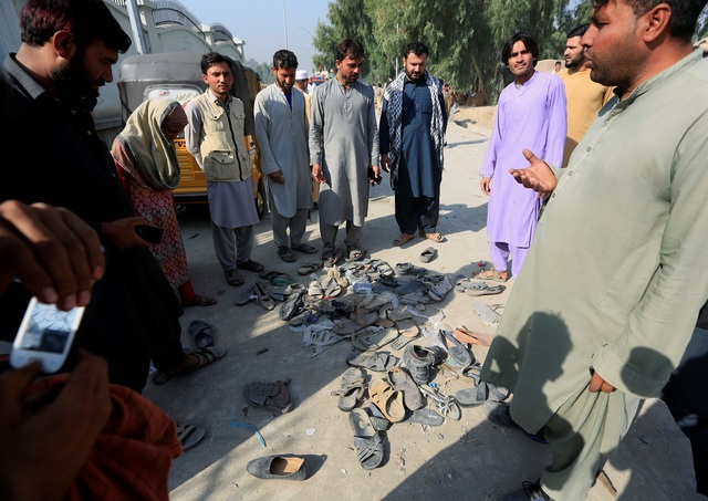 Giẫm đạp kinh hoàng khi xin thị thực, 15 người Afghanistan thiệt mạng - 5 Giẫm đạp kinh hoàng khi xin thị thực, 15 người Afghanistan thiệt mạng - 5