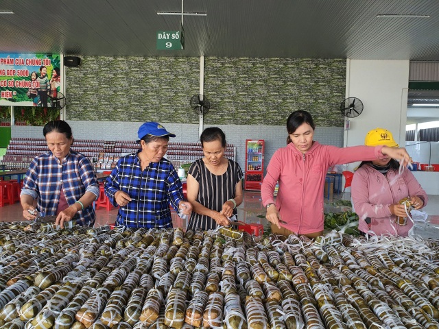 Bánh tét ấm tình người hướng về miền Trung - 1 Bánh tét ấm tình người hướng về miền Trung - 1
