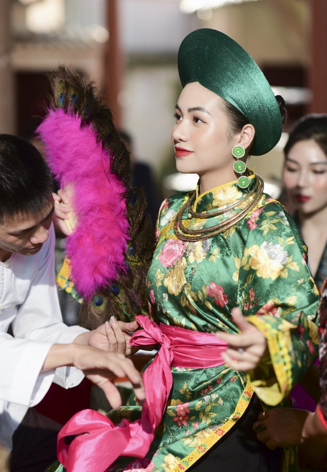 Vẻ đẹp hút hồn của “hot girl” hầu đồng xinh đẹp ở Hà Nội - 2 Vẻ đẹp hút hồn của “hot girl” hầu đồng xinh đẹp ở Hà Nội - 2