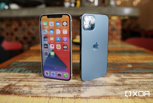 Close-up of iPhone 12 and 12 Pro: the design of the combination of iPhone 11 and iPhone 5-2