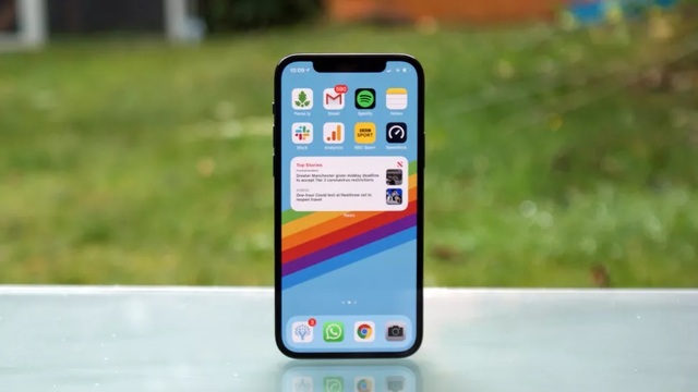 Close-up of iPhone 12 and 12 Pro: the design of the combination of iPhone 11 and iPhone 5-6