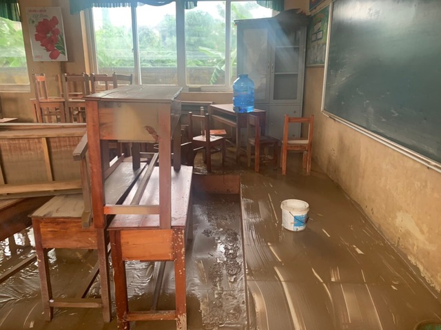 Quảng Bình: Lũ rút, trường học ngổn ngang, bùn đất phủ dày - 2 Quảng Bình: Lũ rút, trường học ngổn ngang, bùn đất phủ dày - 2