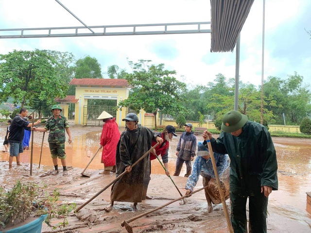 Quảng Bình: Lũ rút, trường học ngổn ngang, bùn đất phủ dày - 8 Quảng Bình: Lũ rút, trường học ngổn ngang, bùn đất phủ dày - 8