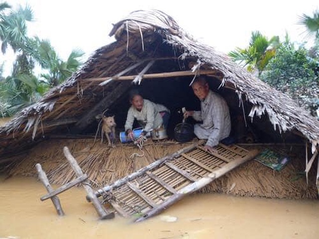Hình ảnh ở tâm lũ Phú Yên 10 người chết mất tích nhà cửa ngập sâu