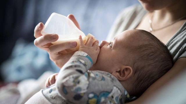 Trẻ sơ sinh có thể uống hàng triệu hạt vi nhựa mỗi ngày từ bình bú - 1