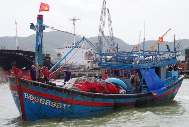 Cứu sống 4 ngư dân trên tàu cá bị chìm trên biển - 1 Cứu sống 4 ngư dân trên tàu cá bị chìm trên biển - 1