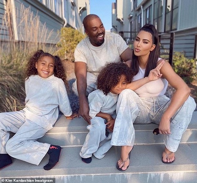 Lần hiếm hoi Kanye West bày tỏ tình cảm với Kim Kardashian trên mạng - 3 Lần hiếm hoi Kanye West bày tỏ tình cảm với Kim Kardashian trên mạng - 3