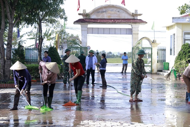 Hà Tĩnh: Giáo viên bì bõm lội nước cứu sách vở của học trò - 18 Hà Tĩnh: Giáo viên bì bõm lội nước cứu sách vở của học trò - 18