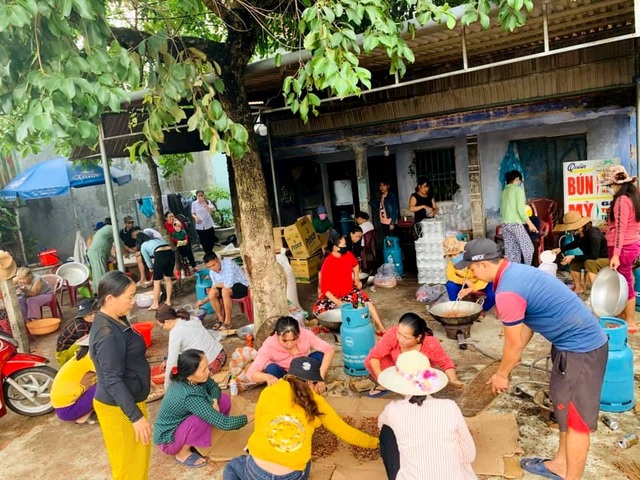 Bánh tét, thịt muối, đậu phộng rang gửi đến bà con vùng lũ - 3 Bánh tét, thịt muối, đậu phộng rang gửi đến bà con vùng lũ - 3
