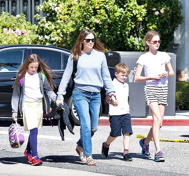 Jennifer Garner và Ben Affleck ly hôn là vì áp lực đến từ… thợ săn ảnh? - 2 Jennifer Garner và Ben Affleck ly hôn là vì áp lực đến từ… thợ săn ảnh? - 2