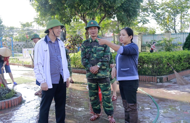 Hà Tĩnh: Giáo viên bì bõm lội nước cứu sách vở của học trò - 21 Hà Tĩnh: Giáo viên bì bõm lội nước cứu sách vở của học trò - 21