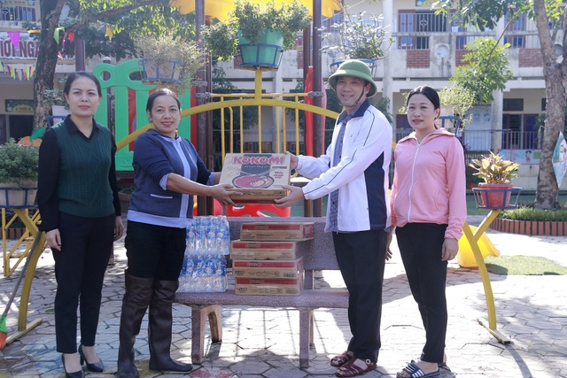 Hà Tĩnh: Giáo viên bì bõm lội nước cứu sách vở của học trò - 22 Hà Tĩnh: Giáo viên bì bõm lội nước cứu sách vở của học trò - 22