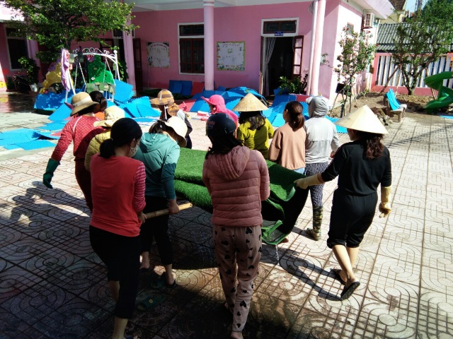 Hà Tĩnh: Giáo viên bì bõm lội nước cứu sách vở của học trò - 17