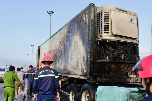 Xe container cháy dữ dội khi đang đổ dốc cầu Đồng Nai - 2