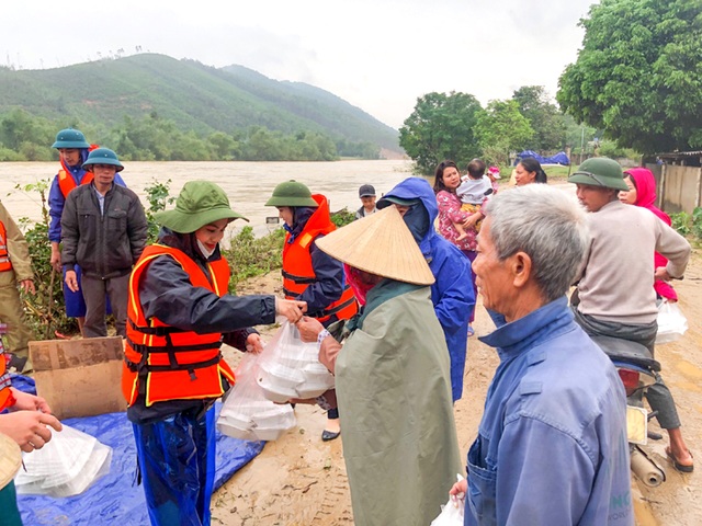 Hàng trăm đoàn thiện nguyện hướng về Quảng Bình, cứu trợ người dân vùng lũ - 10