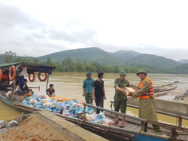 Hàng trăm đoàn thiện nguyện hướng về Quảng Bình, cứu trợ người dân vùng lũ - 5 Hàng trăm đoàn thiện nguyện hướng về Quảng Bình, cứu trợ người dân vùng lũ - 5