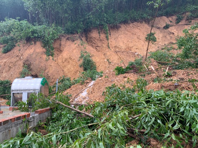 Núi xuất hiện đường nứt lớn, Quảng Bình di dời khẩn cấp 20 hộ dân - 1