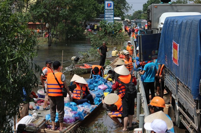 Hàng trăm đoàn thiện nguyện hướng về Quảng Bình, cứu trợ người dân vùng lũ - 1 Hàng trăm đoàn thiện nguyện hướng về Quảng Bình, cứu trợ người dân vùng lũ - 1
