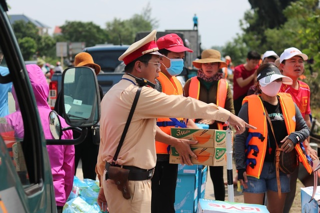 Hàng trăm đoàn thiện nguyện hướng về Quảng Bình, cứu trợ người dân vùng lũ - 4