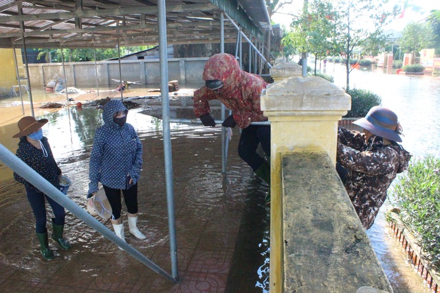 Hà Tĩnh: Giáo viên bì bõm lội nước cứu sách vở của học trò - 3 Hà Tĩnh: Giáo viên bì bõm lội nước cứu sách vở của học trò - 3