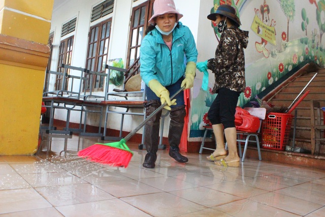 Hà Tĩnh: Giáo viên bì bõm lội nước cứu sách vở của học trò - 8 Hà Tĩnh: Giáo viên bì bõm lội nước cứu sách vở của học trò - 8