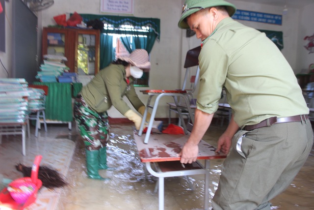 Hà Tĩnh: Giáo viên bì bõm lội nước cứu sách vở của học trò - 9 Hà Tĩnh: Giáo viên bì bõm lội nước cứu sách vở của học trò - 9