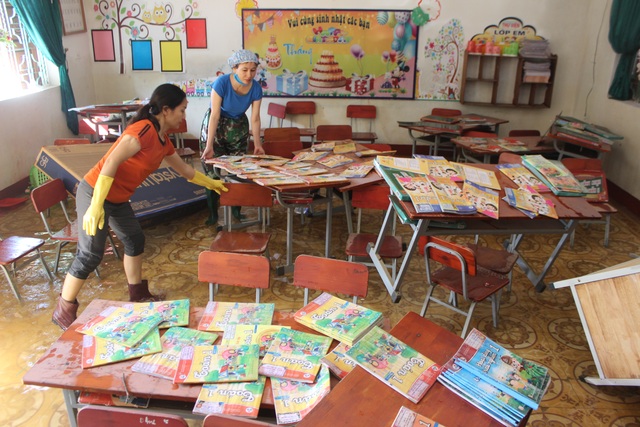 Hà Tĩnh: Giáo viên bì bõm lội nước cứu sách vở của học trò - 4