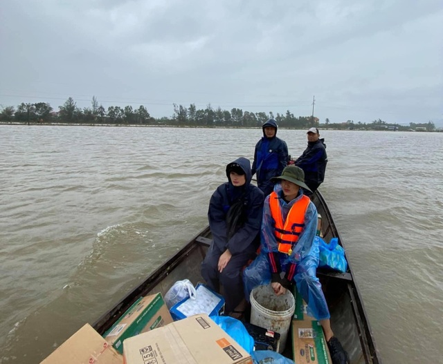 Chồng Lê Thúy rớt nước mắt vì thương vợ vất vả cứu trợ vùng lũ - 4 Chồng Lê Thúy rớt nước mắt vì thương vợ vất vả cứu trợ vùng lũ - 4