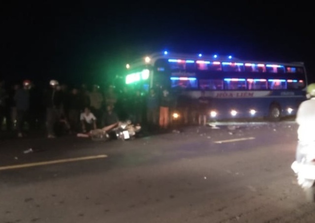 Lao thẳng vào xe khách, 2 thanh niên tử vong - 1 Lao thẳng vào xe khách, 2 thanh niên tử vong - 1