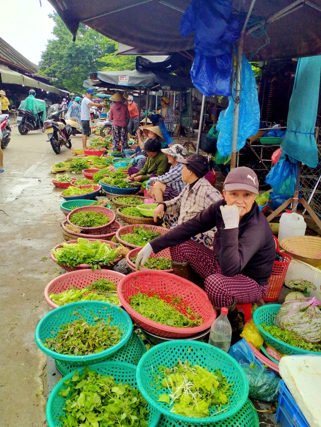 Mưa lũ kéo dài, giá rau xanh tăng cao, người bán người mua đều khó khăn - 2 Mưa lũ kéo dài, giá rau xanh tăng cao, người bán người mua đều khó khăn - 2