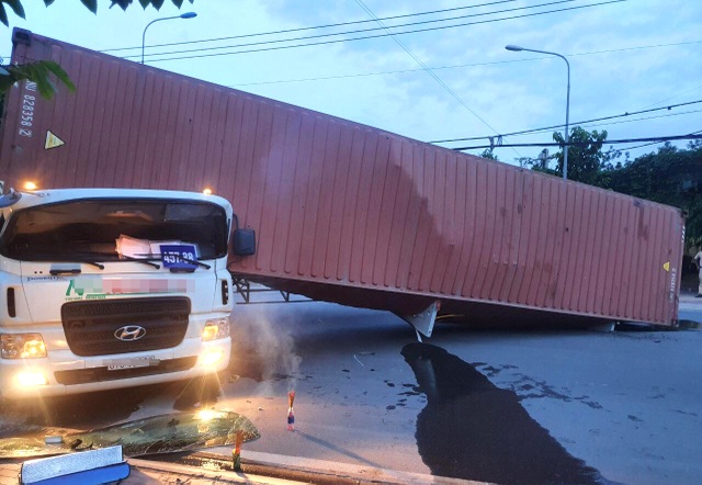 Thùng container bật khỏi rơ-moóc, đè bẹp tài xế trong cabin - 1 Thùng container bật khỏi rơ-moóc, đè bẹp tài xế trong cabin - 1
