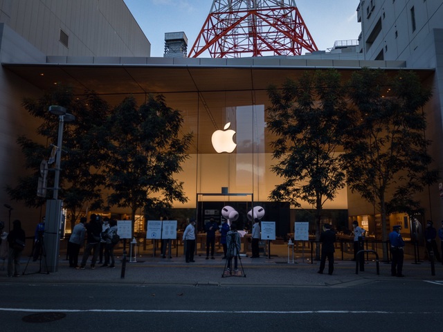 Despite Covid-19, people are still waiting in line to buy the iPhone 12-5