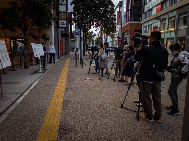 Despite Covid-19, people are still waiting in a long queue to buy the iPhone 12-6