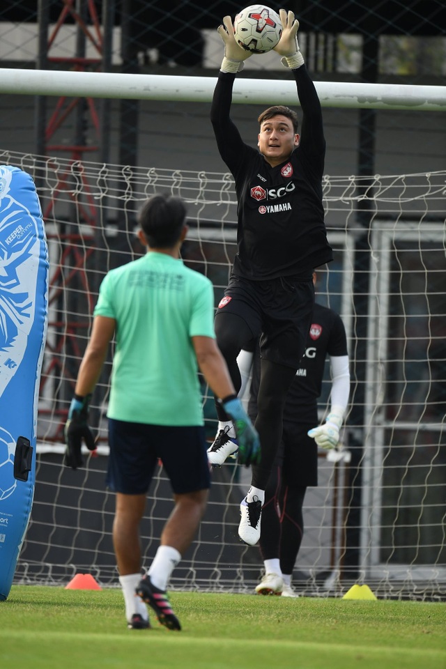 Đặng Văn Lâm nỗ lực ghi điểm với thầy mới ở Muangthong United - 5 Đặng Văn Lâm nỗ lực ghi điểm với thầy mới ở Muangthong United - 5