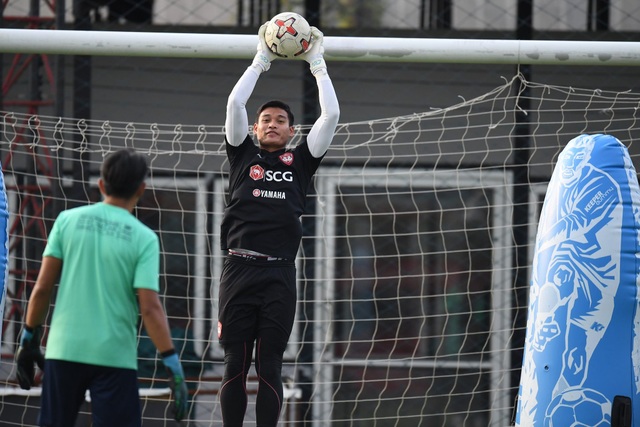 Đặng Văn Lâm nỗ lực ghi điểm với thầy mới ở Muangthong United - 7 Đặng Văn Lâm nỗ lực ghi điểm với thầy mới ở Muangthong United - 7