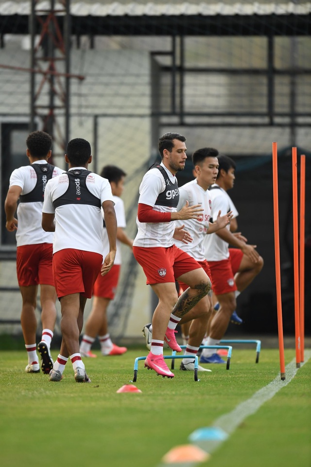 Đặng Văn Lâm nỗ lực ghi điểm với thầy mới ở Muangthong United - 9 Đặng Văn Lâm nỗ lực ghi điểm với thầy mới ở Muangthong United - 9