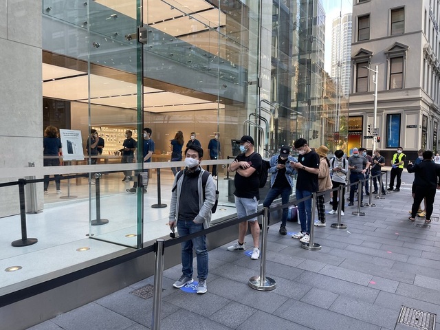 Despite Covid-19, people are still waiting in line to buy the iPhone 12-1