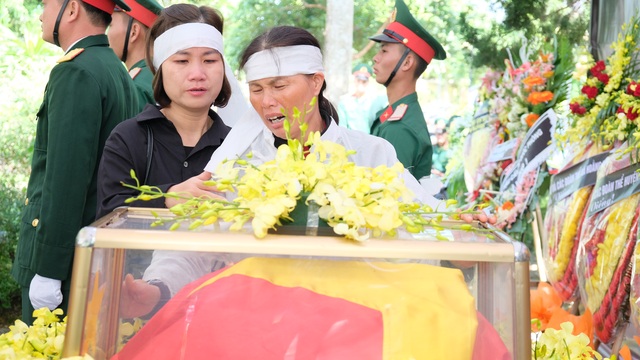 “Sao anh bỏ mẹ con em nơi đất khách quê người mà đi…” - 5 “Sao anh bỏ mẹ con em nơi đất khách quê người mà đi…” - 5