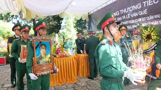 “Sao anh bỏ mẹ con em nơi đất khách quê người mà đi…” - 3 “Sao anh bỏ mẹ con em nơi đất khách quê người mà đi…” - 3