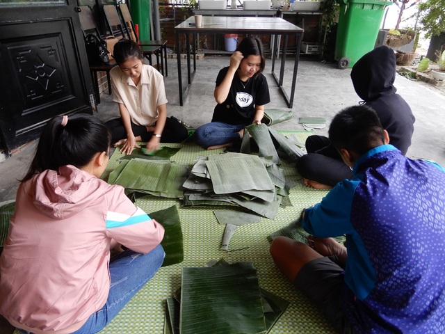 Xin nghỉ làm, tranh thủ vắng khách… gói bánh tét gửi người dân vùng lũ - 4 Xin nghỉ làm, tranh thủ vắng khách… gói bánh tét gửi người dân vùng lũ - 4