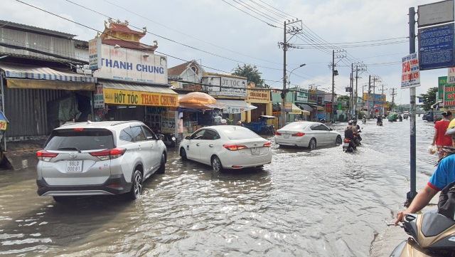 Khốn khổ với con đường biến thành sông sau một đêm mưa ở Sài Gòn - 9 Khốn khổ với con đường biến thành sông sau một đêm mưa ở Sài Gòn - 9