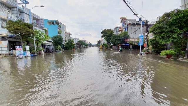 Khốn khổ với con đường biến thành sông sau một đêm mưa ở Sài Gòn - 12 Khốn khổ với con đường biến thành sông sau một đêm mưa ở Sài Gòn - 12