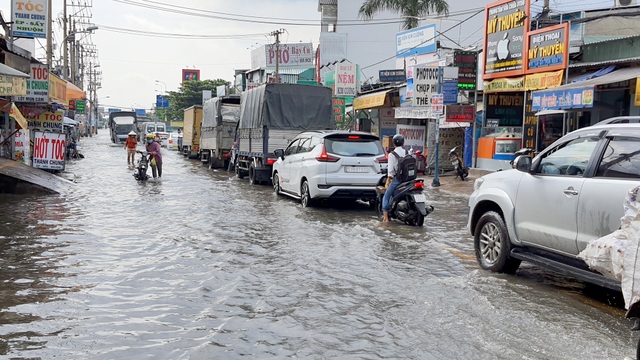 Khốn khổ với con đường biến thành sông sau một đêm mưa ở Sài Gòn - 13 Khốn khổ với con đường biến thành sông sau một đêm mưa ở Sài Gòn - 13