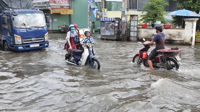 Khốn khổ với con đường biến thành sông sau một đêm mưa ở Sài Gòn - 2 Khốn khổ với con đường biến thành sông sau một đêm mưa ở Sài Gòn - 2