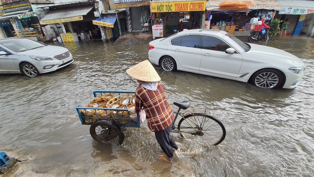 Khốn khổ với con đường biến thành sông sau một đêm mưa ở Sài Gòn - 5 Khốn khổ với con đường biến thành sông sau một đêm mưa ở Sài Gòn - 5