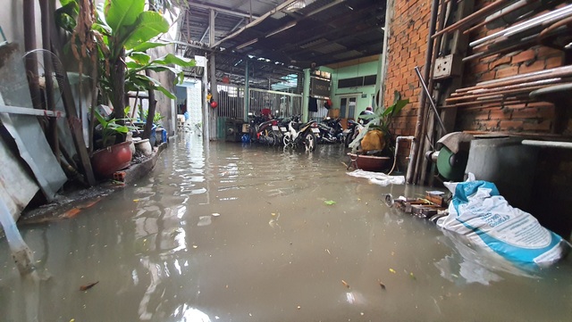 Khốn khổ với con đường biến thành sông sau một đêm mưa ở Sài Gòn - 6 Khốn khổ với con đường biến thành sông sau một đêm mưa ở Sài Gòn - 6