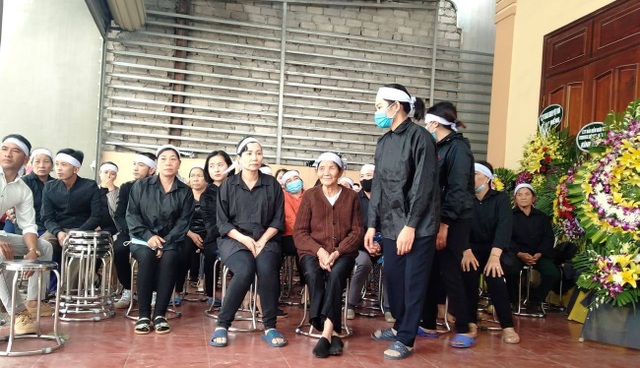 Relatives of the village and relatives return to their family to burn incense to visit the heroic son of their homeland.