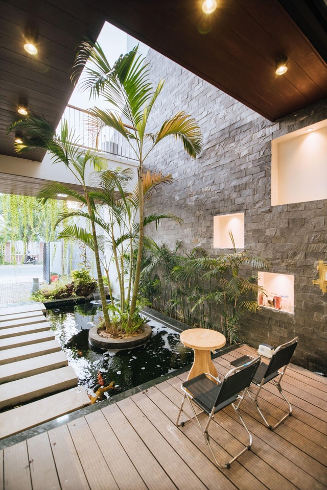 Nhà Quảng Bình có hồ cá Koi tuyệt đẹp giúp gia chủ về nhà như nghỉ dưỡng - 2 Nhà Quảng Bình có hồ cá Koi tuyệt đẹp giúp gia chủ về nhà như nghỉ dưỡng - 2
