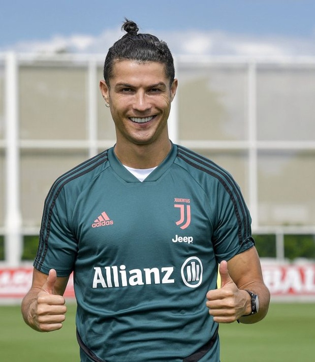 C.Ronaldo gây sốt với những kiểu đầu phá cách theo từng năm tháng - 13 C.Ronaldo gây sốt với những kiểu đầu phá cách theo từng năm tháng - 13
